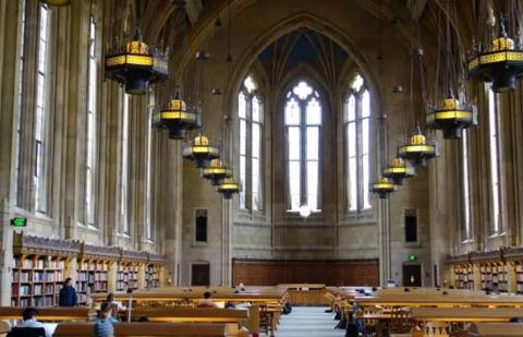  Biblioteca de la Universidad de Washington, estilo gótico colegial.