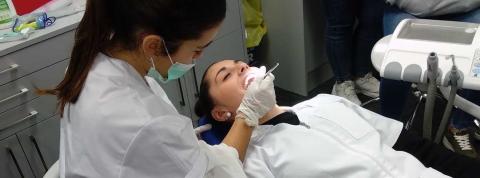 Estudiantes de odontología haciendo prácticas