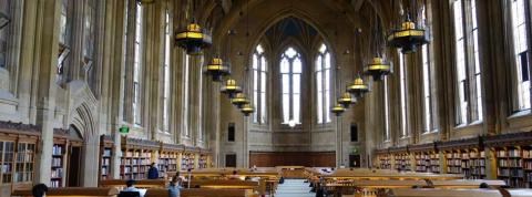  Biblioteca de la Universidad de Washington, estilo gótico colegial.