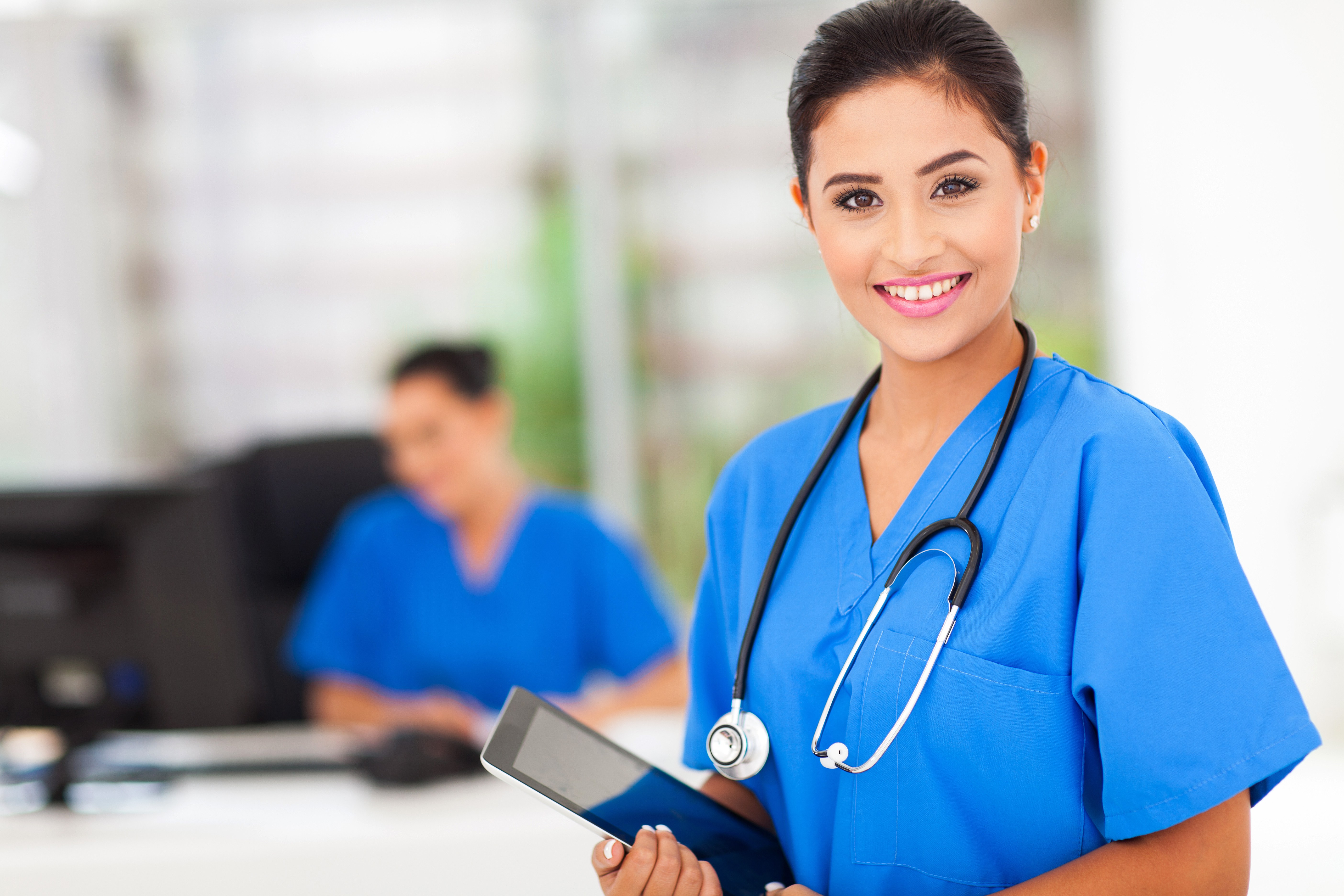 Empleado farmacéutico Vista 5 razones para estudiar Auxiliar de Enfermería | IFP