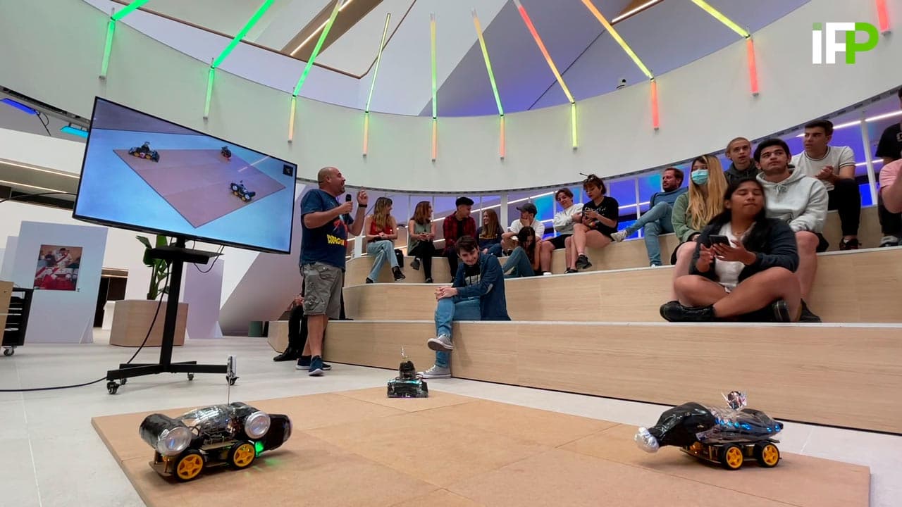 Diseño, programación y enfrentamiento de robots