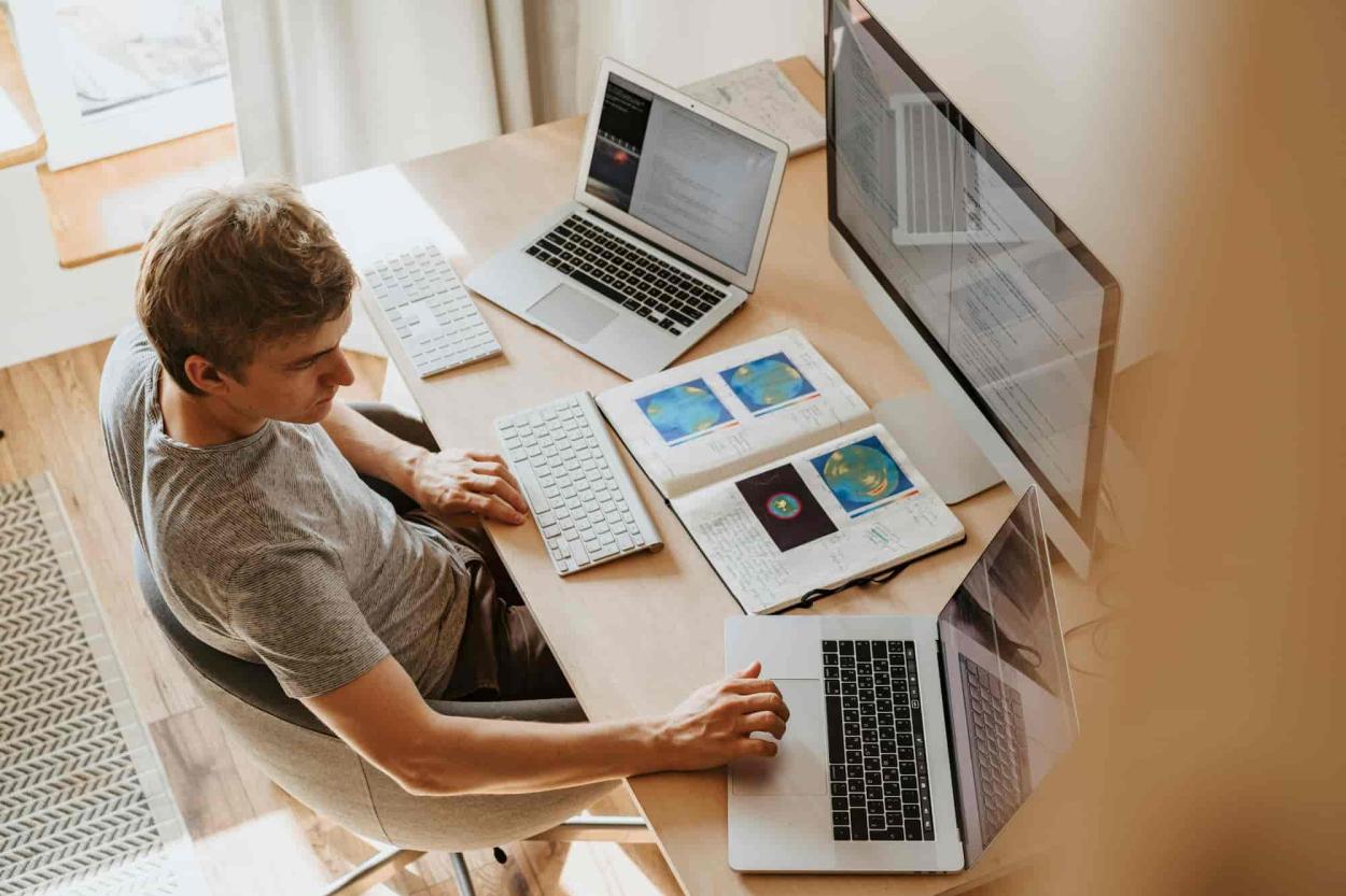 Cursos de especialización de FP: ¿Qué son y dónde cursarlos? | iFP Estudiante de curso de especialización