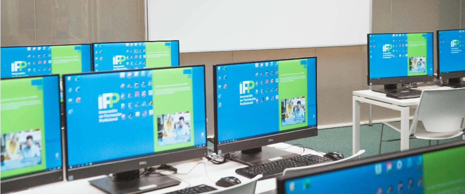 El Aula TIC de Hospitalet con sus ordenadores.