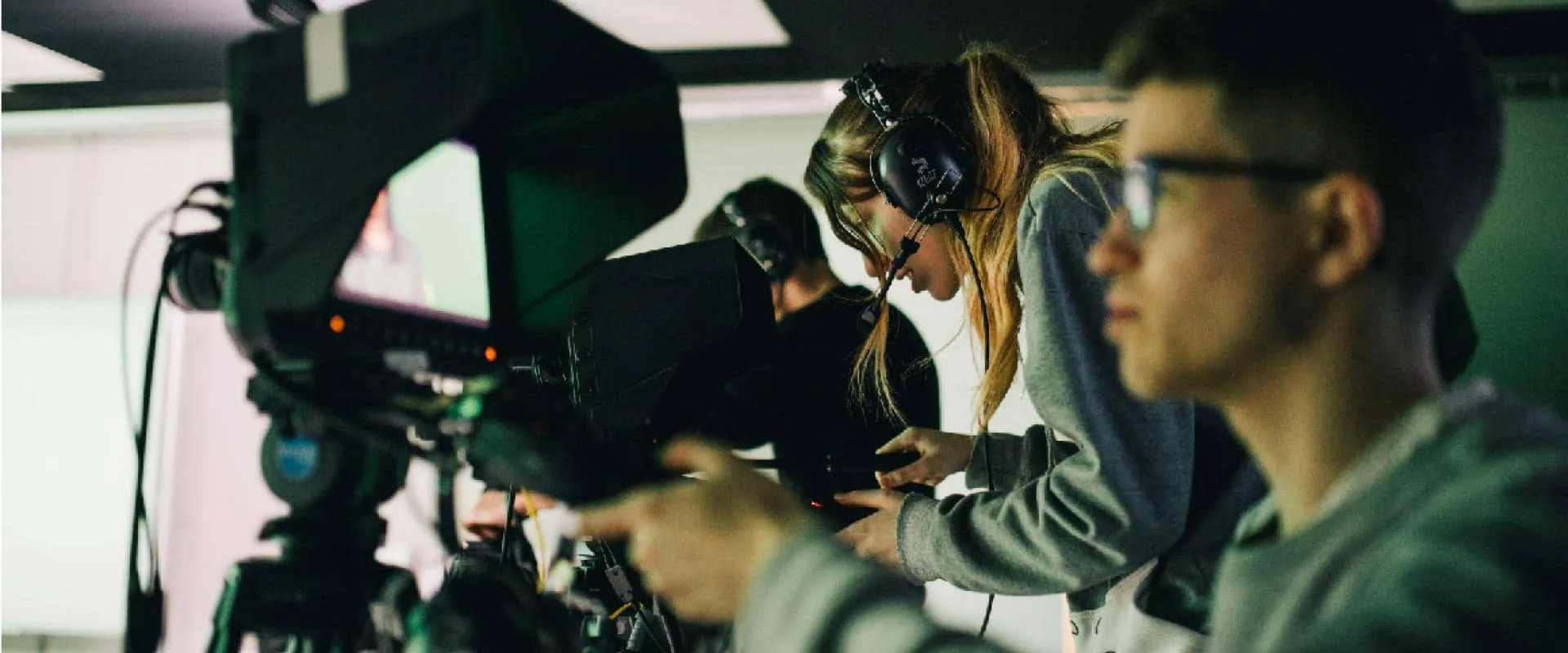 Alumnos grabando en el plató de Hospitalet