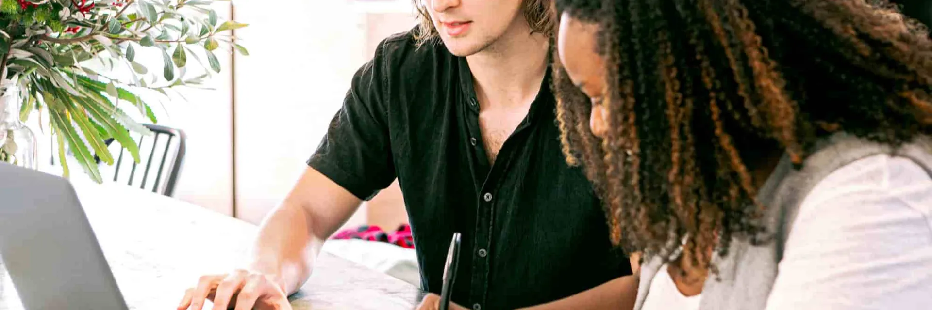 Dos asistentes de marketing trabajan juntos en una campaña.