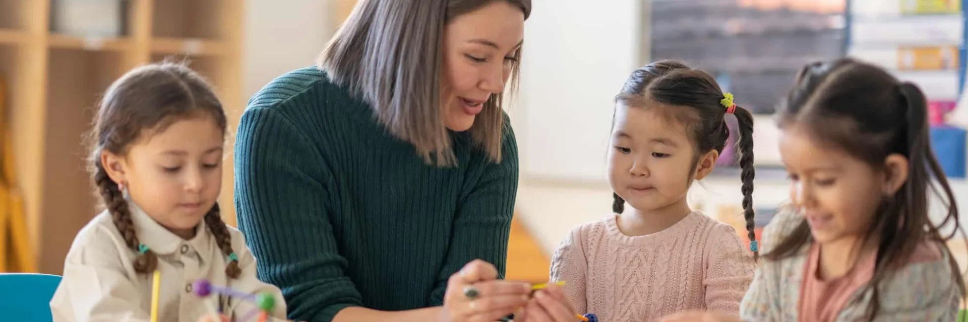 Maestra con alumnos de educación infantil