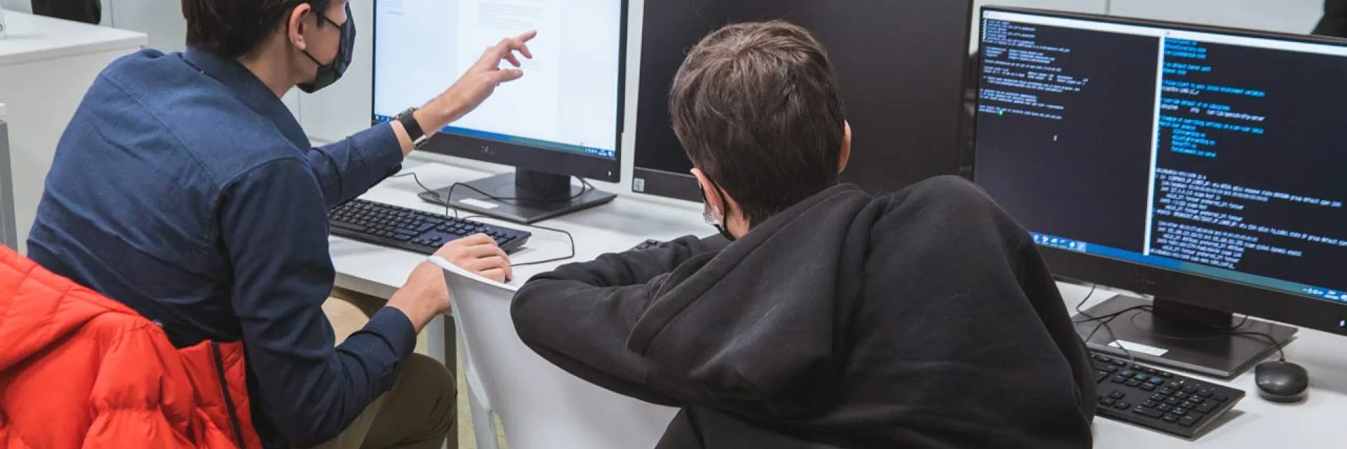 Alumnos en aula con ordenadores