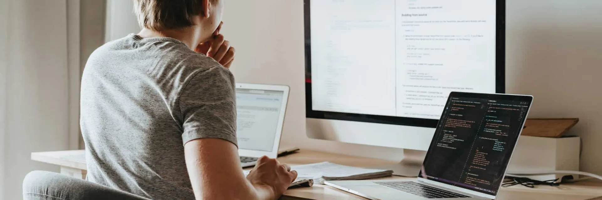 Un técnico en entornos web configura sistemas informáticos y aplicaciones web.