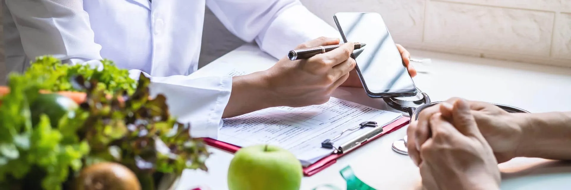 Dietista explicando al paciente aspectos importantes de los alimentos