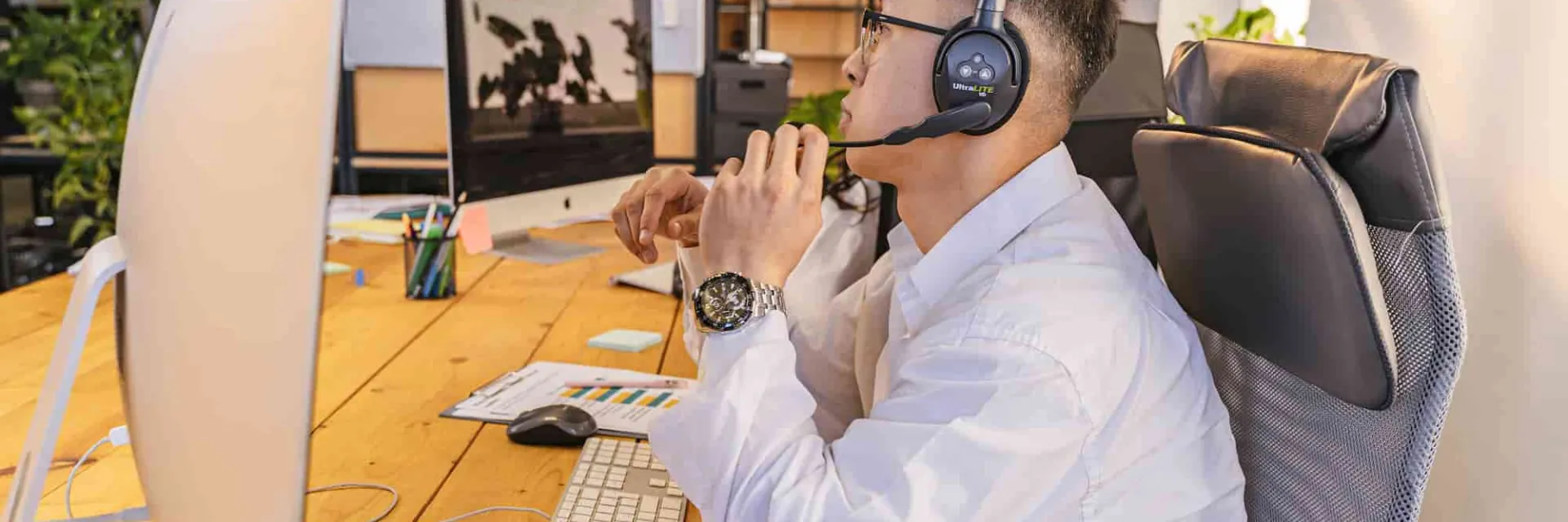 Administrador TI se comunica con los trabajadores de una empresa para solucionar sus problemas de software y hardware.