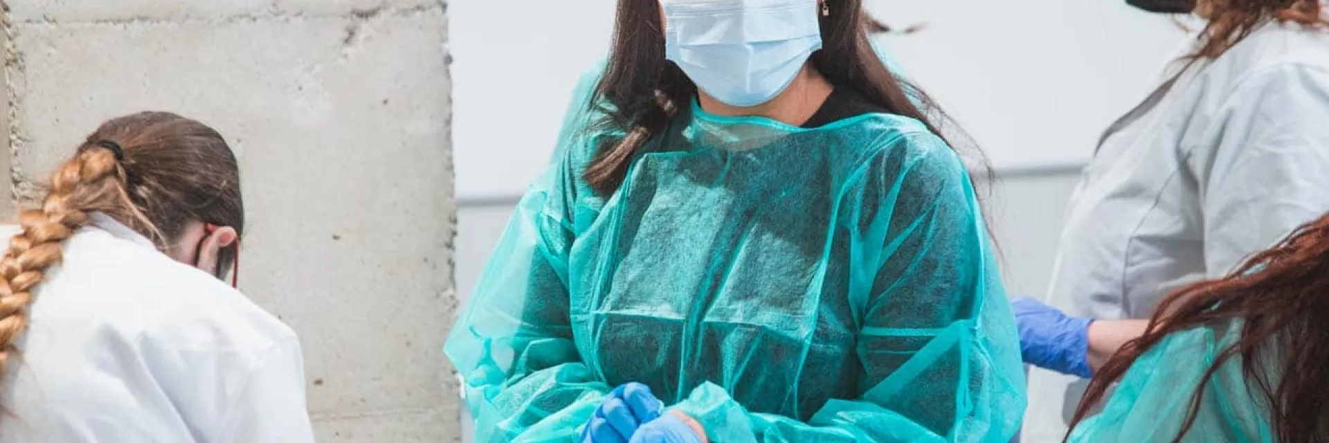Auxiliar de geriatría asistiendo a personas mayores y ancianos