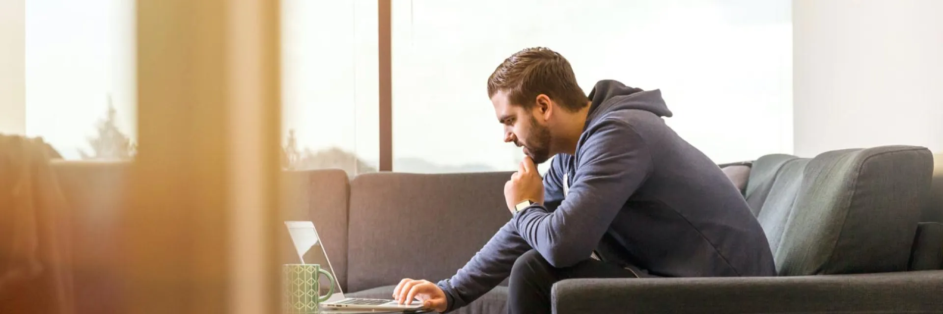 Marketing Internacional - trabajador en una sala con ordenador