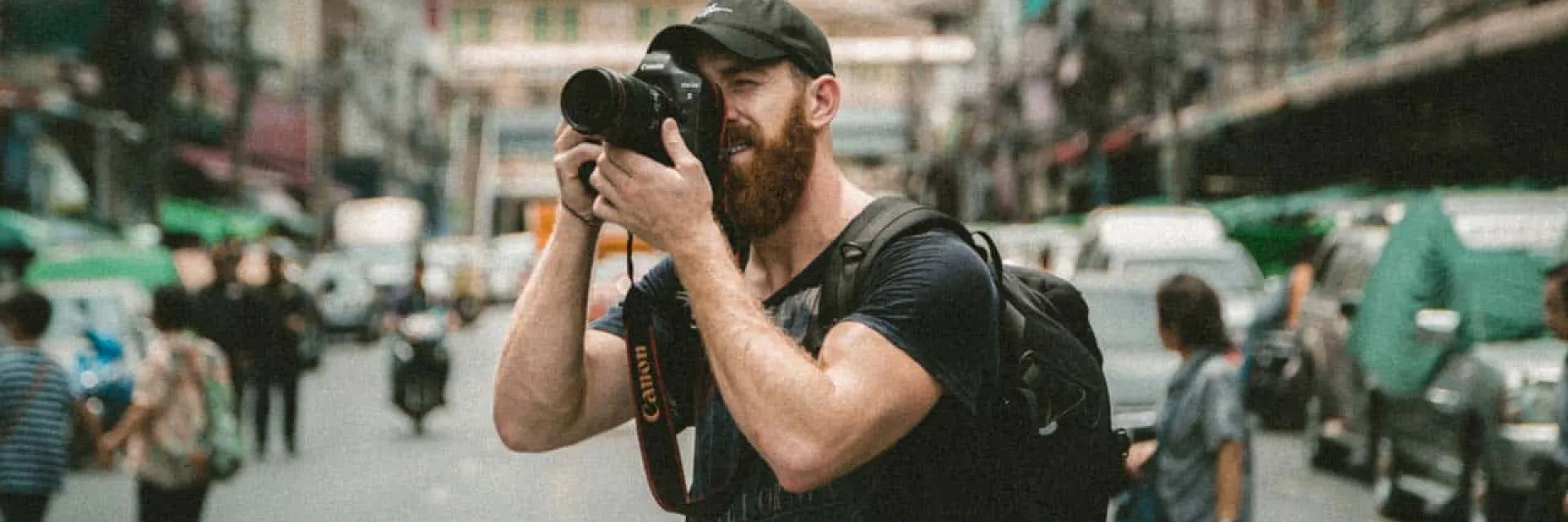 Fotoperiodista trabajando en un entorno urbano.