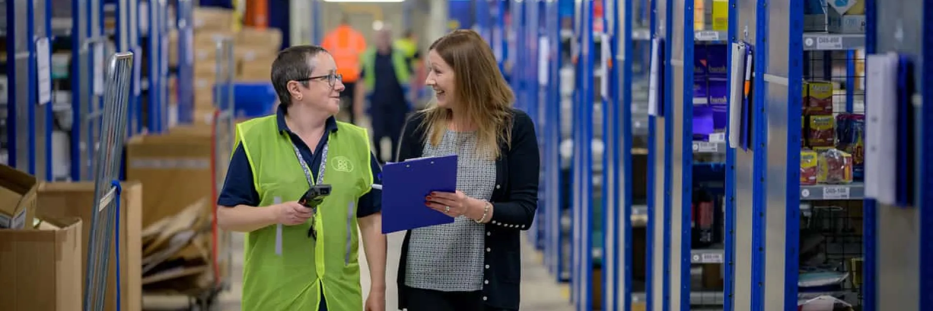 Jefa de almacén coordina el almacenaje con una compañera.