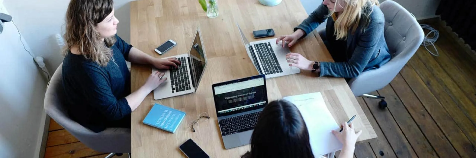 Equipo de Administración y Gestión y Office Manager en una reunión en una oficina.