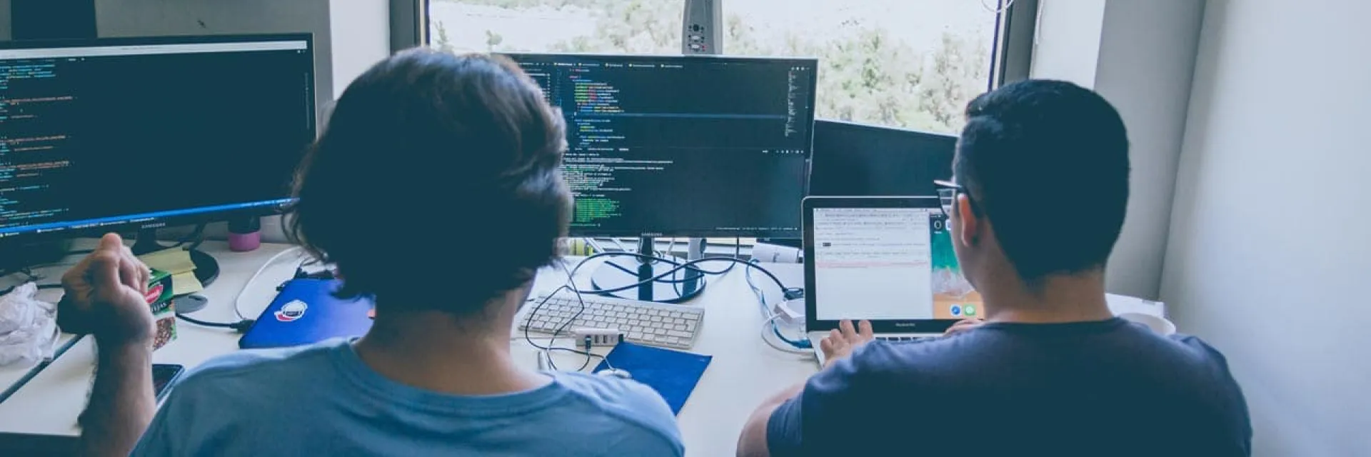 Programadores trabajando con ordenadores
