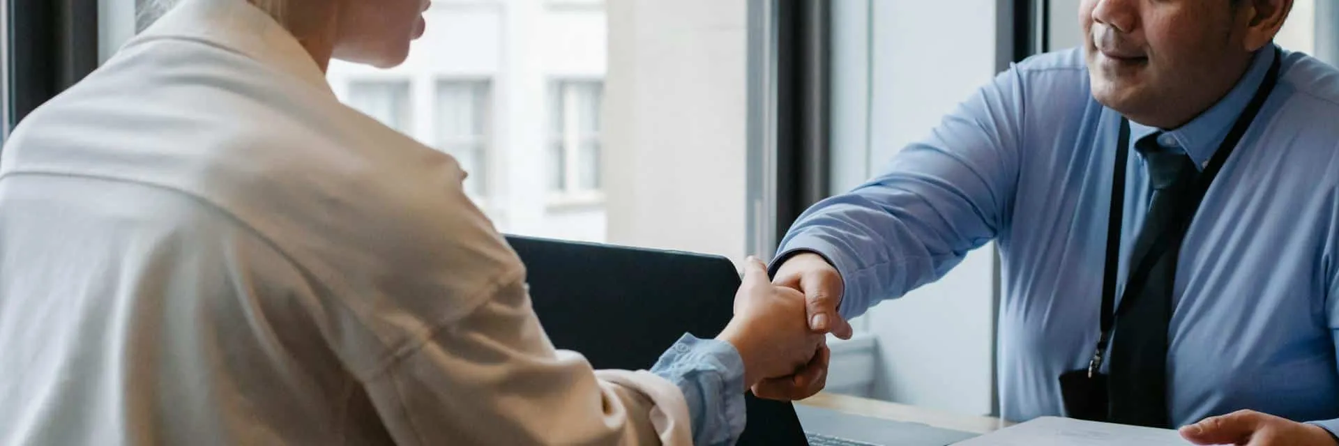 Cierre de una compra entre el comprador de una empresa y el proveedor. 