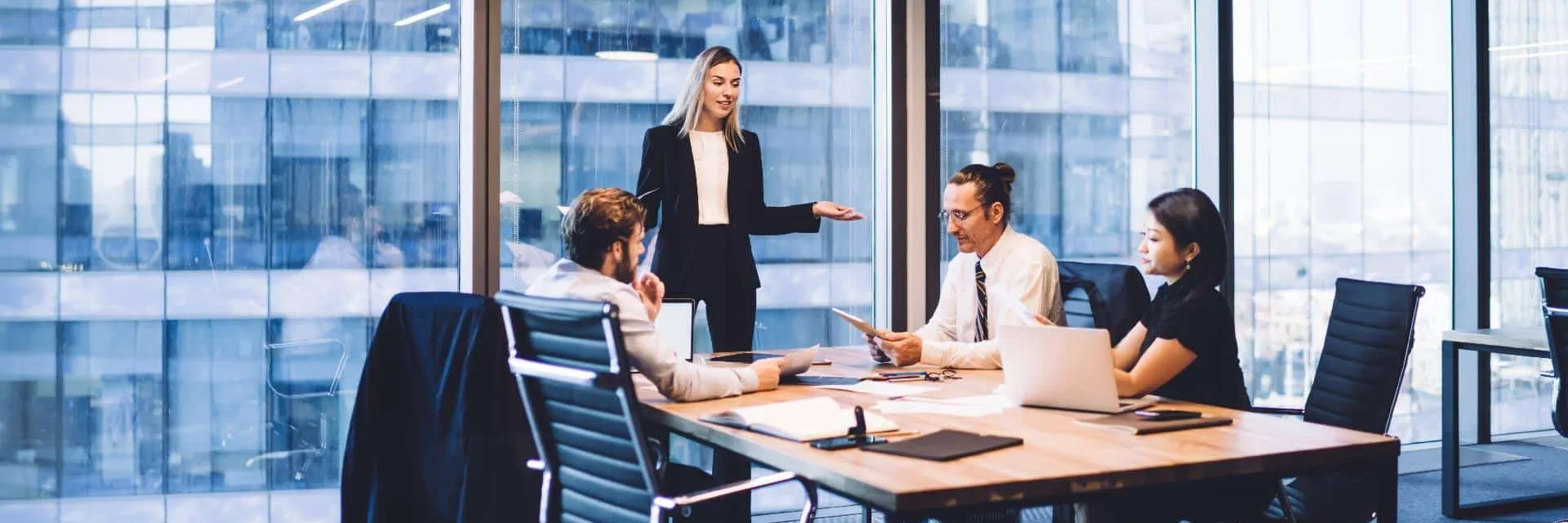 Equipo de Administración y Finanzas discute proyecto en una oficina.