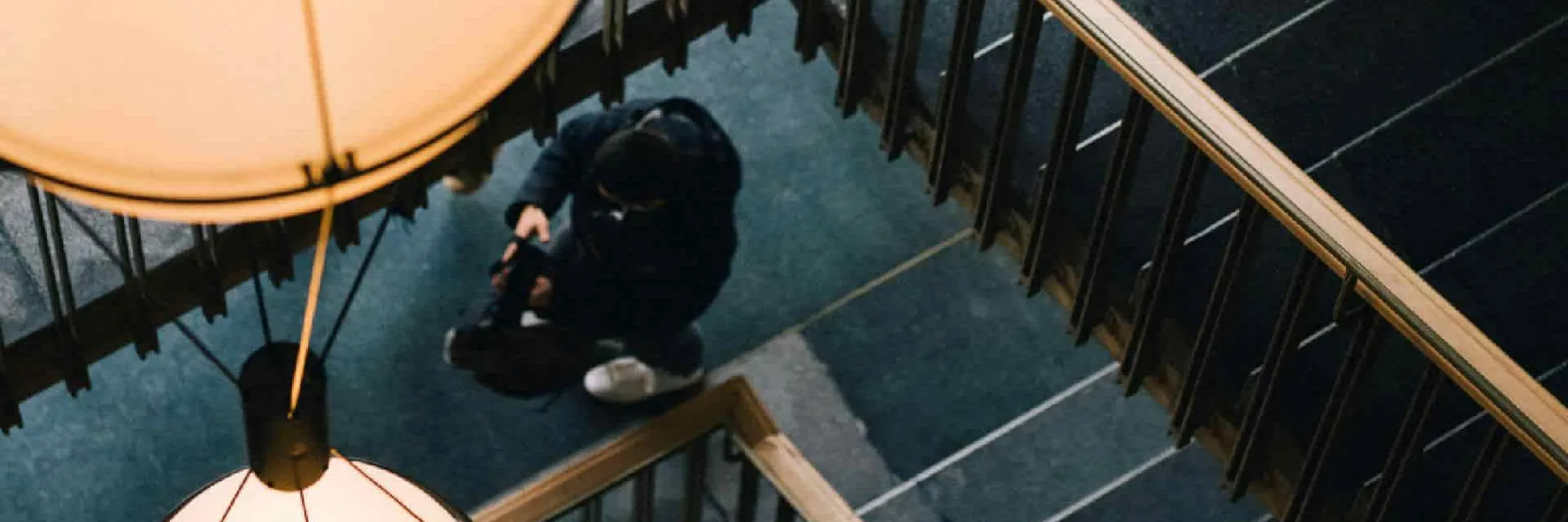 Estudiante va a la oficina de financiación para informarse de las becas. 