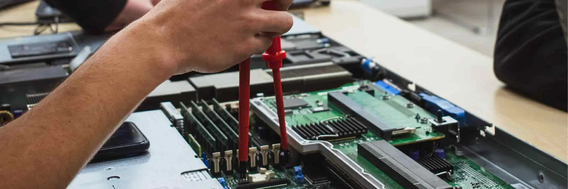 Informático trabajando con hardware.