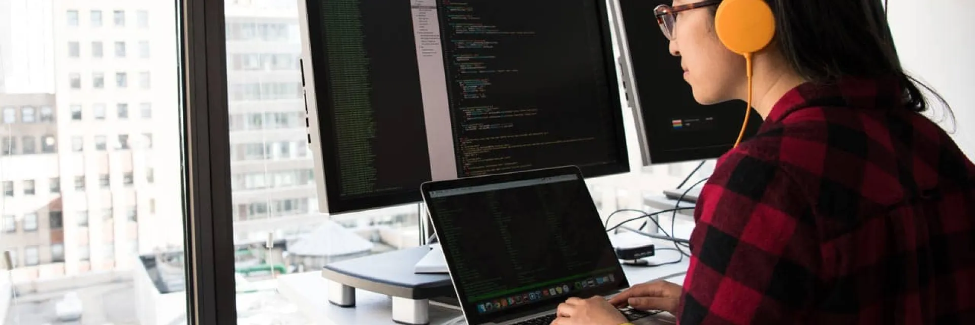 Mujer programando videojuegos en su ordenador