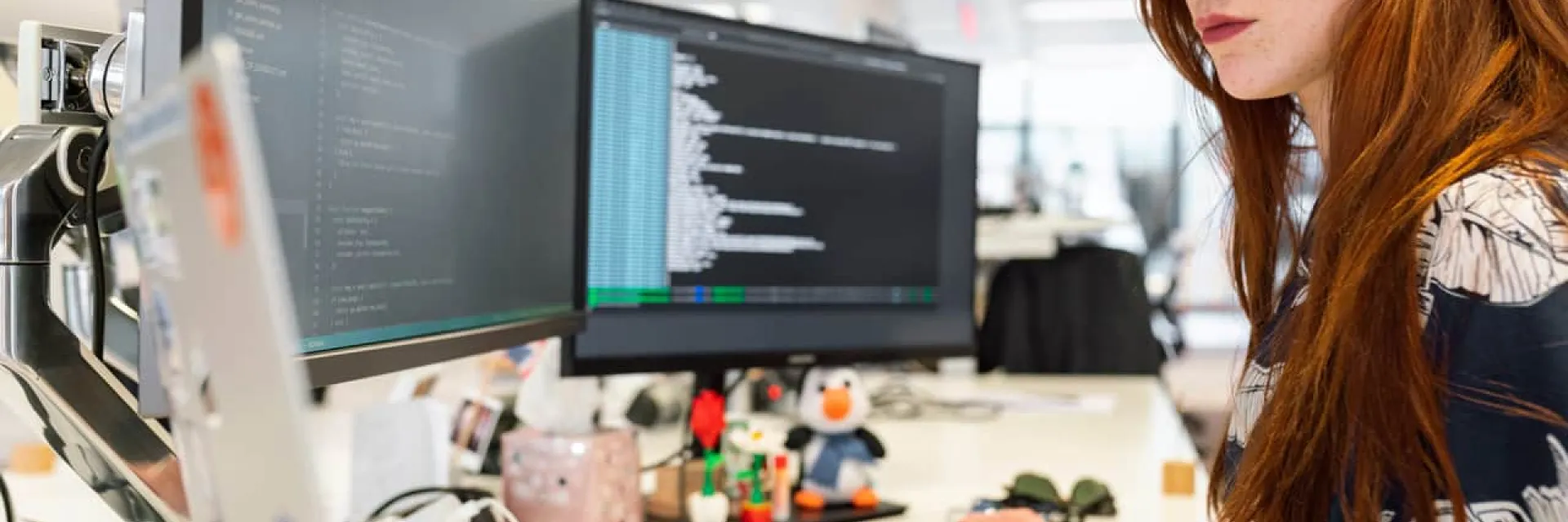 Una Desarrolladora Front End trabajando en un sitio web