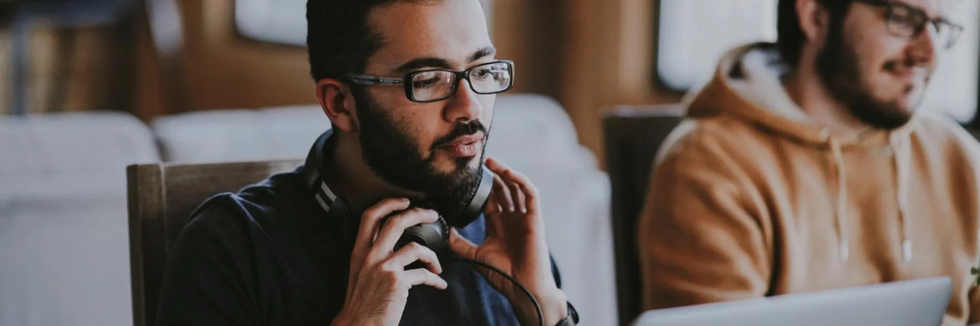 Chico en trabajo de data con ordenador