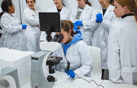 Alumnos de iFP en un laboratorio científico