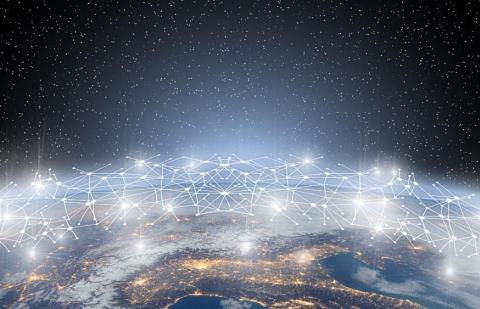 Red 5G conecta Europa a internet. Vista aérea de Italia de noche y redes iluminando el continente. 