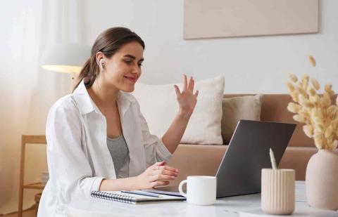 Mujer estudiando online desde su casa