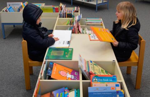 Dos niños en clase de educación infantil