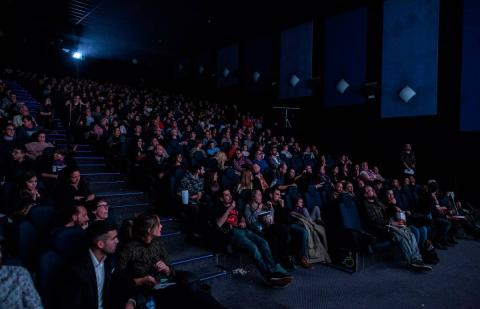 Auditorio lleno de gente en unos premios donde participan y ganan alumnos de iFP