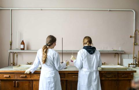 Estudiantes trabajando en un laboratorio químico