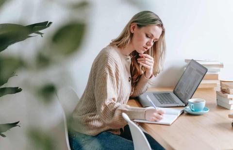 Chica estudia formación desde su casa