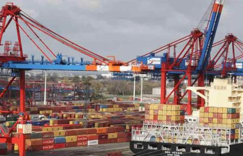 Grandes buques con contenedores en un puerto. Un ejemplo de salida profesionales para quienes deciden estudiar Transporte y Logística.