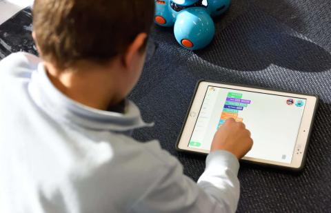 Alumno utiliza tablet como herramienta TIC para el aprendizaje