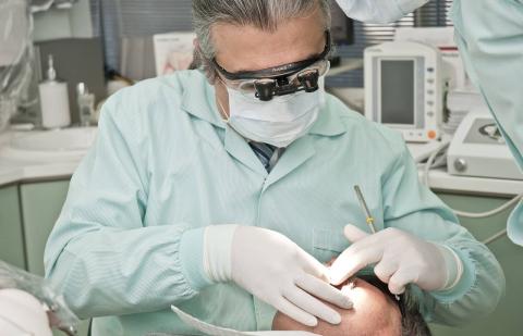 Dentista detecta problemas dentales y mejora la salud dental del paciente.