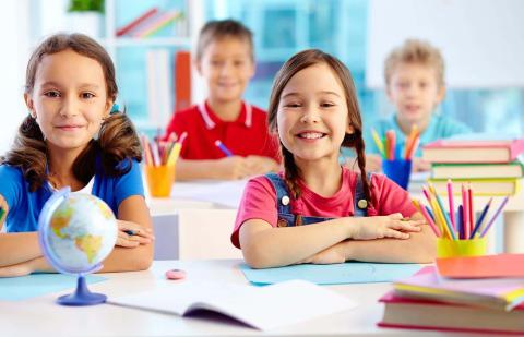 Alumnos felices en clase de educación infantil 