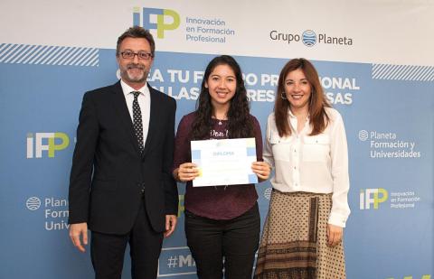 Madrina Catalina Rodríguez y miembro del equipo directivo de iFP presentan diploma a una alumna que se gradua. 