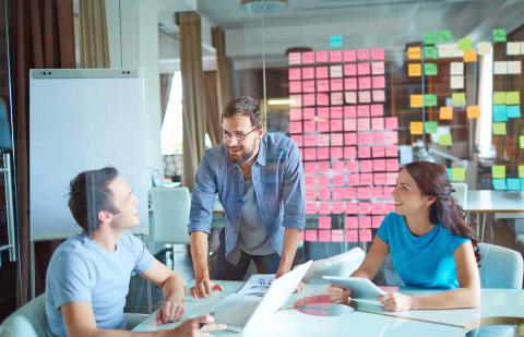 Trabajadores en una oficina impulsan su creatividad e innovación con un Brainstorming o tormenta de ideas