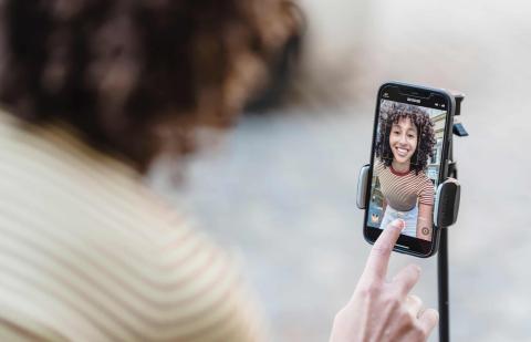 Una mujer se graba con su móvil para redes sociales.