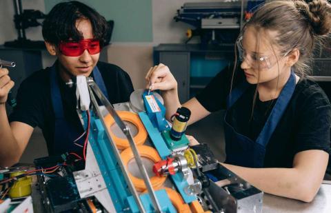 Un chico y una chica trabajando con gafas de protección para un proyecto de Inteligencia Artificial y Big Data