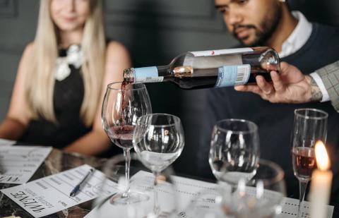 Profesional del marketing enfocado al mundo del vino sentados en una mesa