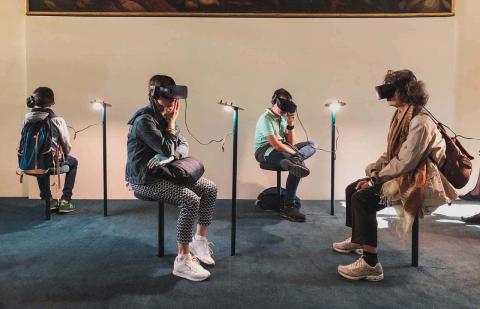 Realidad virtual y la realidad aumentada: participantes en una sala de exposiciones.