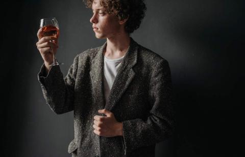 Publicidad de la Enología. Un hombre con una copa de vino.