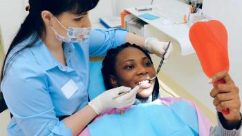 Dentista enseña a su paciente la endodoncia que ha hecho en sus dientes.