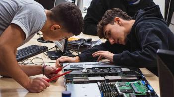 Estudiantes de Sistemas Microinformáticos trabajan en un proyecto.