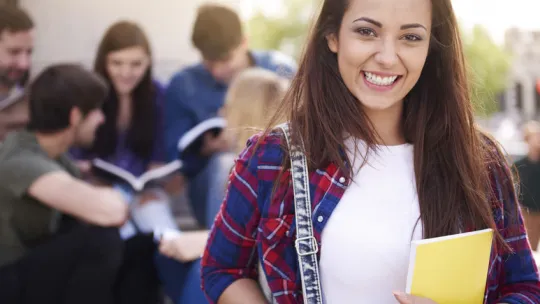 Estudiante sonriendo después de haberse matriculado en iFP
