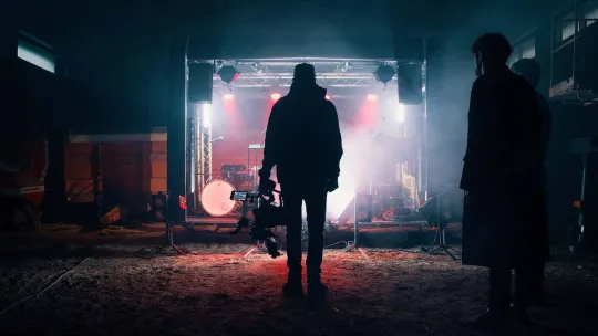 Estudio de Realización Visual con un grupo de personas rodando