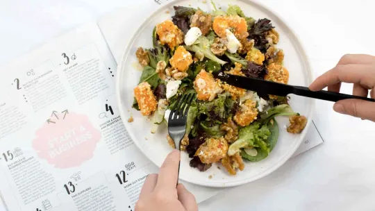 Una comida equilibrada conforme a la dieta preparada por un nutricionista